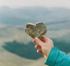 interiorismo-de-vivienda-en-sierra-madrid-mano-con-corazon-piedra