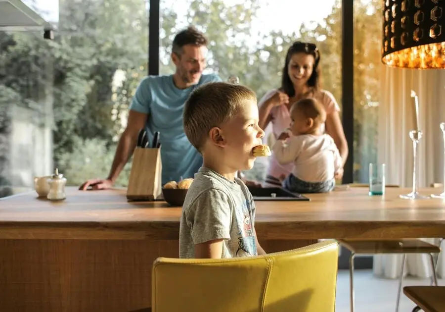 cocina-y-decoracion-familia-riendo