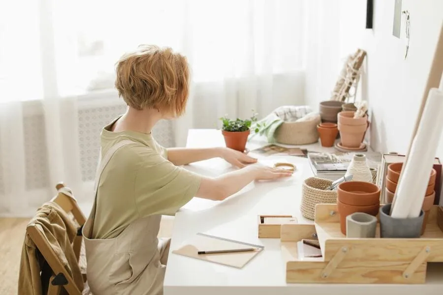 decoracion-de-despachos-modernos-mujer-mesa-luz-natural